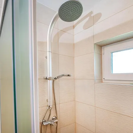 Cozy In With Jacuzzi Holiday home Turanj