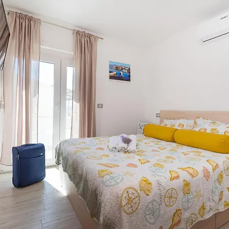 Holiday home Cozy In With Jacuzzi Turanj