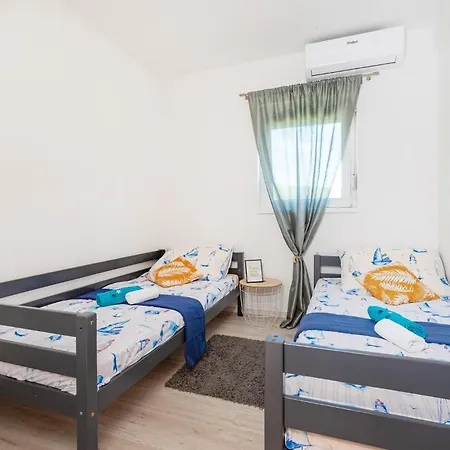 Cozy In With Jacuzzi Holiday home Turanj