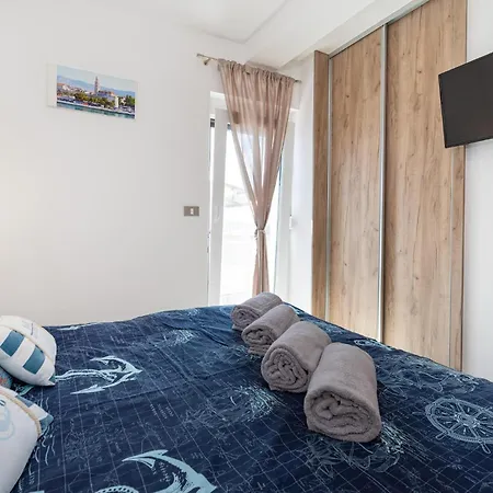 Holiday home Cozy In With Jacuzzi Turanj